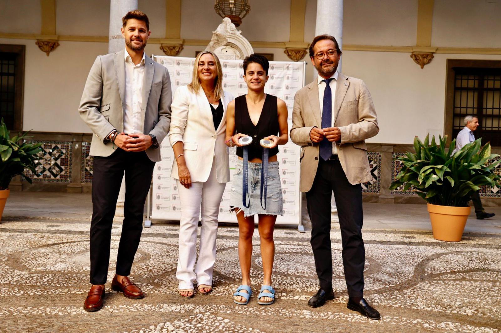 ©Ayto.Granada: La alcaldesa recibe en el Ayuntamiento a la marchadora doble medalla de los Juegos Olímpicos María Pérez ©Ayto.Granada: La alcaldesa recibe en el Ayuntamiento a la marchadora doble medalla de los Juegos Olímpicos María Pérez